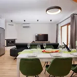 Apartman 6 Bedrooms With An Amazing View And Private Pool!